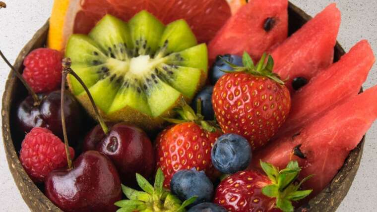 Veja quais frutas consumir na dieta cetogênica e obter benefícios.